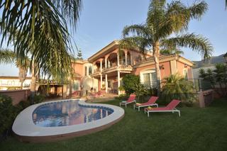 Chalet in Centro. Amplio chalet con piscina y vistas en alhaurín el grande