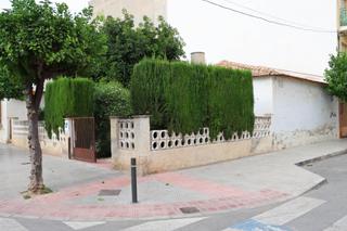 Chalet in Almoradí. Chalet en esquina con jardín, garaje y posibilidades de construc