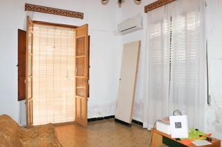 Chalet à Almoradí. Chalet en esquina con jardín, garaje y posibilidades de construc