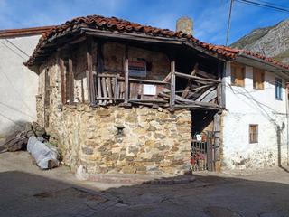 Maison jumelée à Bezanes 74. Se vende singular casa asturiana de piedra para reformar en beza