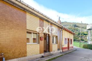 Semi detached house in Calle santa barbara 2. Casa adosada en mieres