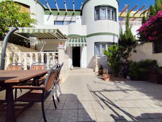 Pis  Reial de la vila joiosa. Bungalow de 5 dormitorios con piscina y jardines en playa muchav