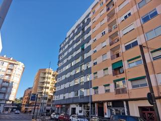 Pis  Calle de la república argentina. Luminoso y amplio piso en pleno centro, frente al hospital provi