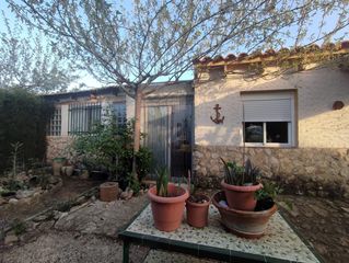 Chalet in Pinoso. Casa de campo con parcela de 5.000m2 en pinoso lista para entrar