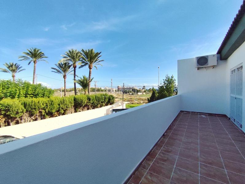 Foto aa7717f3-24fb-4c8e-beda-d2a89bfdcbd2. Casa a schiera con parcheggio piscina in Playa Muchavista Campello (el)