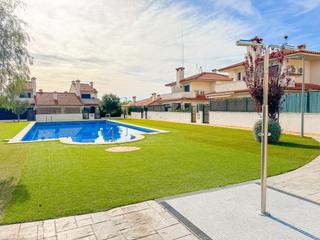 Chalet  Carrer carrer del migjorn, 2. Se vende chalet en hospitalet