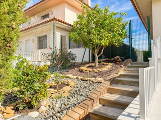 Chalet  Carrer carrer del migjorn, 2. Tu nuevo hogar te espera en hospitalet.