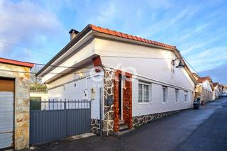 Casa a schiera in Calle jorge guillen 86. Adosado reformado en santa bárbara, gijón  oportunidad única