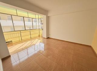 Appartamento in Tarrasa 23. Piso muy luminoso de 3 dormitorios y 1 baño