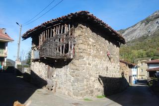 Mas  Lugar bezanes. Se vende cuadra y pajar en centro urbano en bezanes, caso, astur