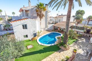 Xalet a Calle girona 15. Una casa que atrapa por su luz y su estilo en pleno creixell
