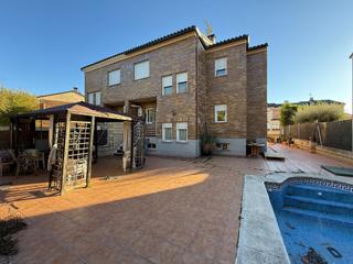 Maison jumelée à Ugena. Espectacular chalet pareado de 5 habitaciones y piscina