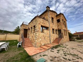 Chalet à Villalba de la Sierra. Preciosa casa de piedra de 250 m2 sobre un sola de 1.000 m2 con