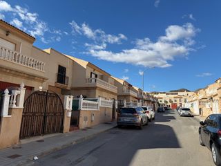 Casa adosada en Calle arquimedes 3. Dúplex de 4 dormitorios y 2 baños con dos grandes terrazas
