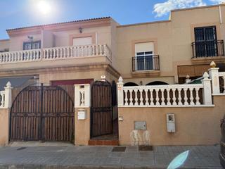 Casa adossada  Calle arquimedes 3. Dúplex de 4 dormitorios y 2 baños con dos grandes terrazas