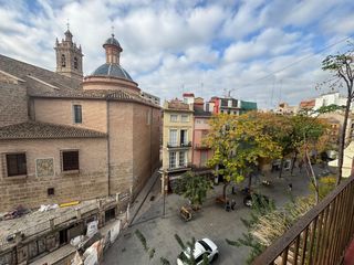 Edificio  Plaza mercado. Edificio en plaza del mercado, valencia