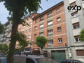 Appartement à Vallobín. Amplio piso de tres habitaciones para reformar en pleno centro d