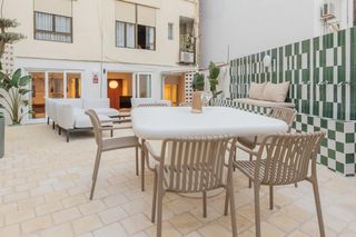 Etagenwohnung in Gran Via. Piso de 149 m2 con terraza de 81 m2 en el eixample