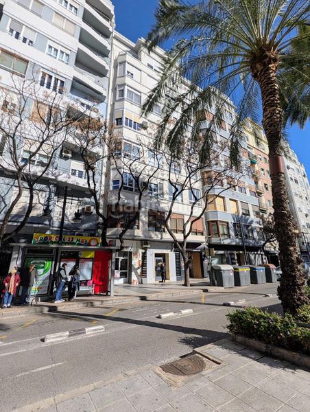 Foto b8ba1d31-7d7a-4dd1-9ca9-9ef8be359f71. Local comercial a Gran Via Valencia