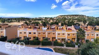 Casa a schiera in El Bosque. Adosado esquinero en villas del bosque con vistas al golf y mont