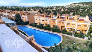 Reihenhaus in El Bosque. Adosado esquinero en villas del bosque con vistas al golf y mont