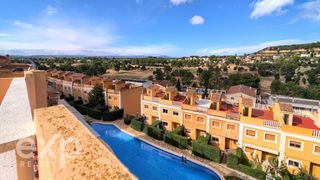 Semi detached house in El Bosque. Adosado esquinero en villas del bosque con vistas al golf y mont