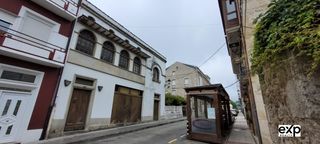 Haus in Valadouro (O). Casa urbana con bajo comercial