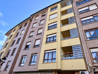 Pis  Calvo sotelo. Gran piso en el centro de solares de 139 m2 con 3 habitaciones y