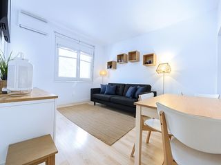 Pis  Calle lepant. Piso reformado con licencia turística en sagrada familia  alta r