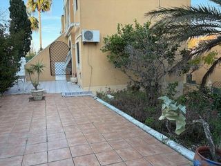 Apartament a Torreblanca. Bajo en esquina con jardín de 120 m2 y anexo independiente  torr