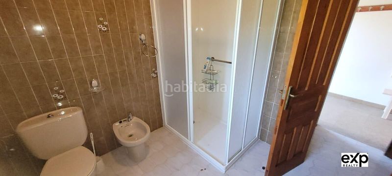 Foto 4d4f451d-cf5b-4ea4-b309-f9492ccd9190. Casa adossada amb aparcament a Valadouro (O)
