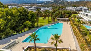 Apartament a Bahía de Marbella. Vista al mar, vista al golf y vista a la montaña. piso a estrena