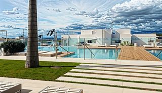 Apartament a Bahía de Marbella. Vista al mar, vista al golf y vista a la montaña. piso a estrena