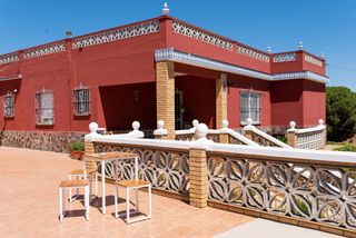 Country house  Camino finca. Finca soleada de una sola planta con piscina, árboles frutales y