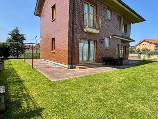 Chalet  Calle del convento. Chalet independiente con 5 dormitorios, jardín y vistas a pocos