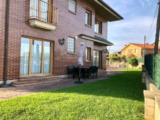 Chalet  Calle del convento. Chalet independiente con jardín y vistas a 10 minutos de santand