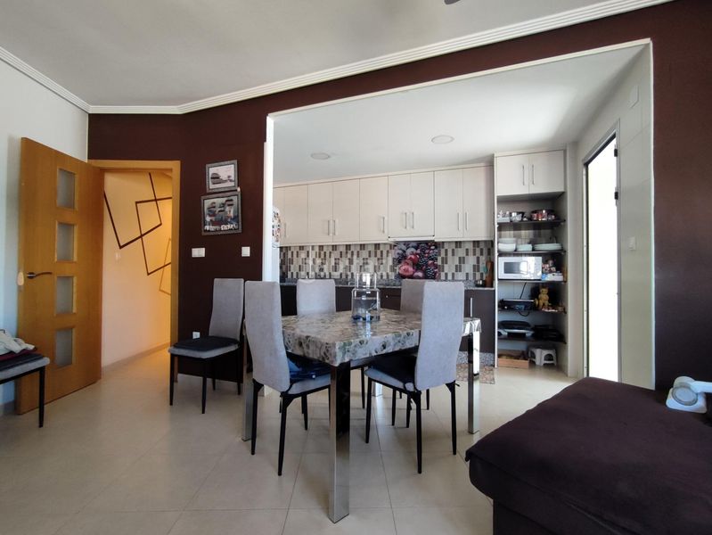 Foto 706d3448-54d6-4324-8500-71e2aede43f5. Piso luminoso piso vpo en esquina con garaje, trastero y piscina comunitaria en Sax