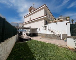 Casa en Las Mesas - El Toscón. Villa adosada con jardín, zona chillout, estudio independiente