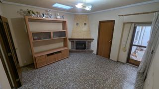 House in Alqueries (Les) / Alquerías del Niño Perdido. Se vende casa amplia y muy funcional distribuida en varias plant