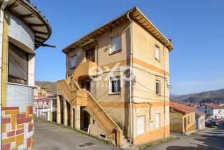 Casa adosada en Calle prado de la fuente 1. Edificio de 3 plantas con 3 viviendas independientes y vistas al