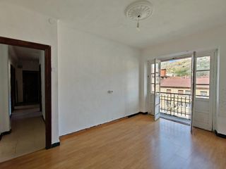 Pis a Avenida laviana 18. Piso de 4 habitaciones en ciaño con balcón y gran potencial de r