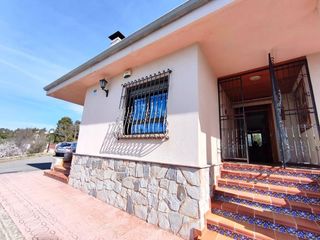 Xalet a Banyeres de Mariola. Chalet con encanto y gran parcela con olivos a los pies de la si