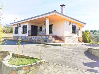 Chalet à Banyeres de Mariola. Chalet con encanto y gran parcela con olivos a los pies de la si