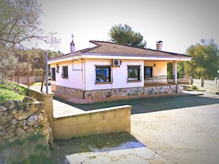 Chalet in Banyeres de Mariola. Chalet con encanto y gran parcela con olivos a los pies de la si
