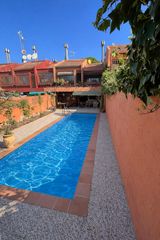 Casa adossada a Aravaca. Chalet en aravaca con jardín, piscina y acceso independiente