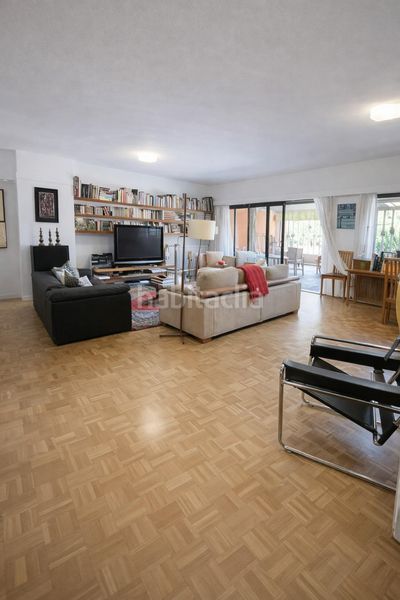Foto b5694338-b23f-40ad-8880-4137e94e9a81. Casa adossada amb calefacció aparcament piscina a Madrid