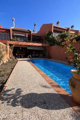 Casa adosada en Aravaca. Chalet en aravaca con jardín, piscina y acceso independiente