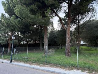 Terreny residencial  Camino de navacerrada. Parcela urbana de 960 m2 en collado mediano para construir la ca