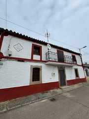 House in Larga 1. Gran casa de pueblo con jardín en buenamadre campo charro