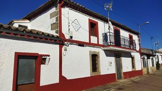 Casa a Larga 1. Gran casa de pueblo con jardín en buenamadre campo charro